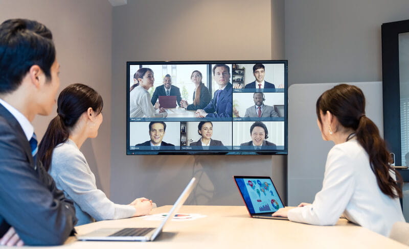 Web会議をする社員たち