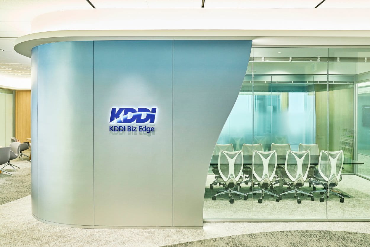 KDDI Biz Edge のロゴが入ったエントランスと会議室