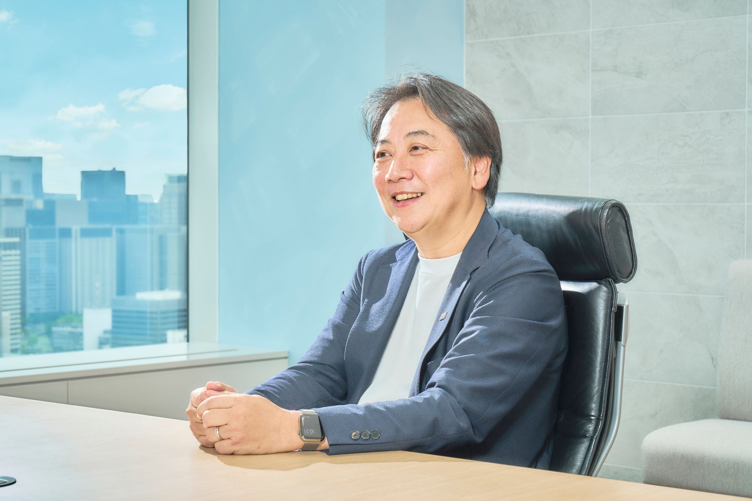 執務室で語る代表取締役社長 落合孝之