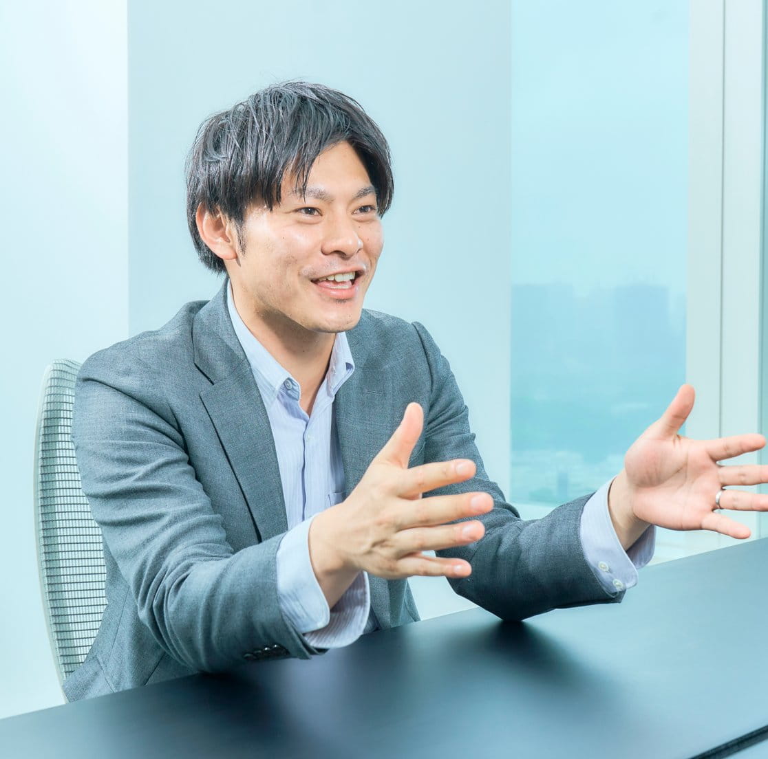 手ぶりを交えて仕事について語る沖杉さん