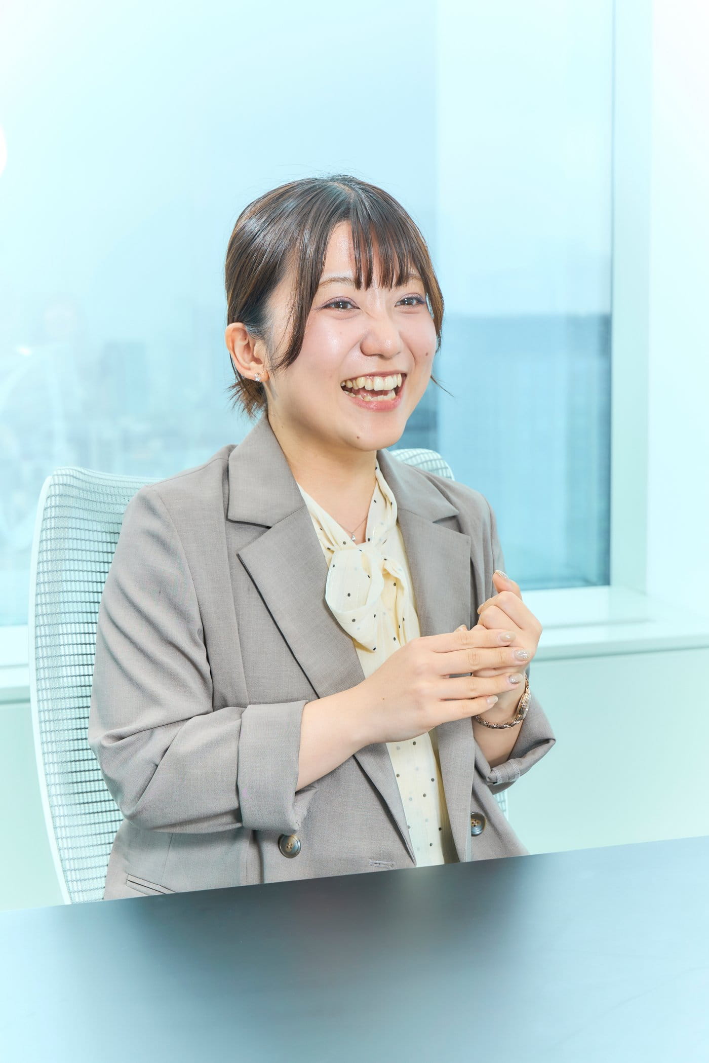インタビューに笑顔で答える垣花さん