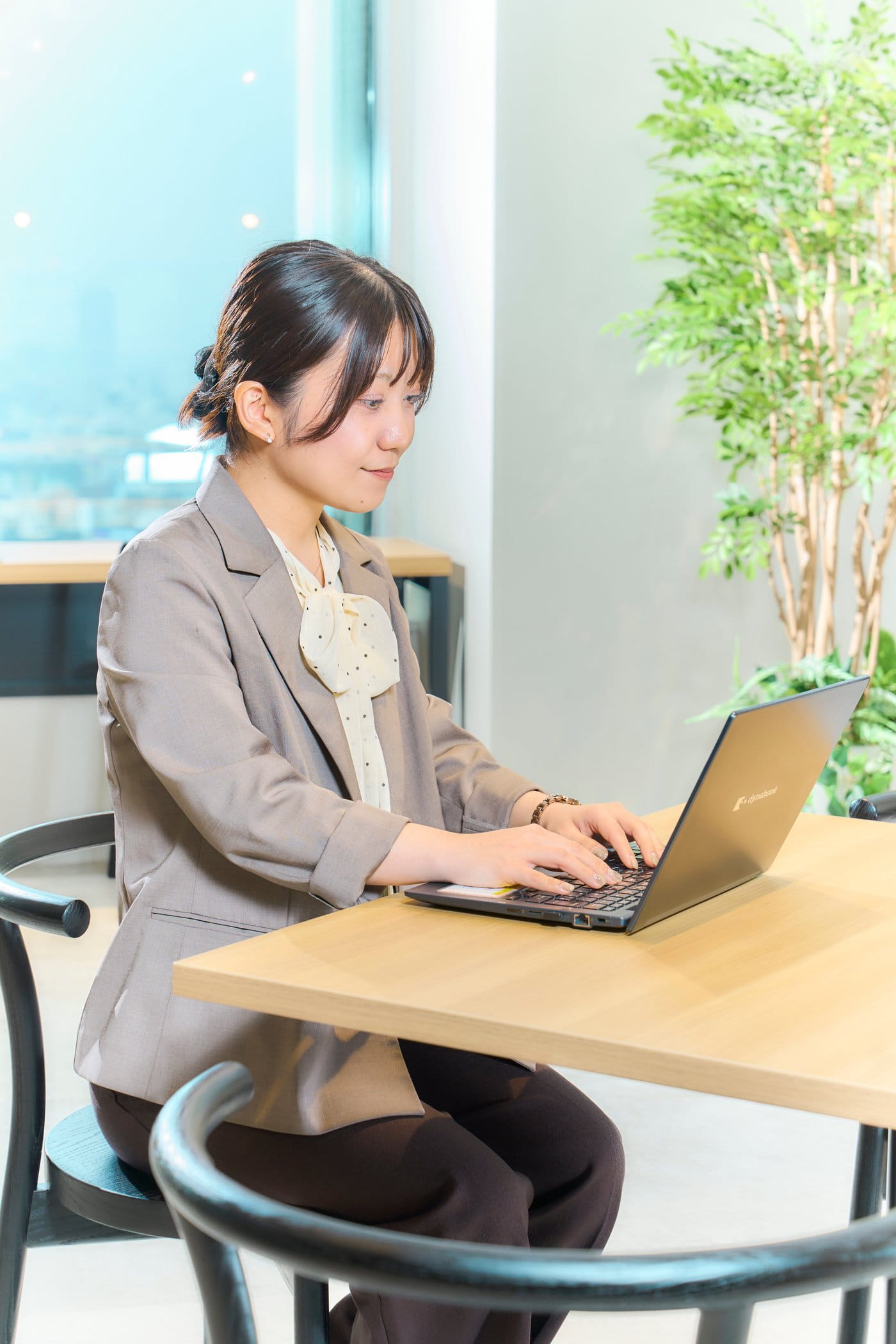 ノートPCで提案資料を作成する垣花さん