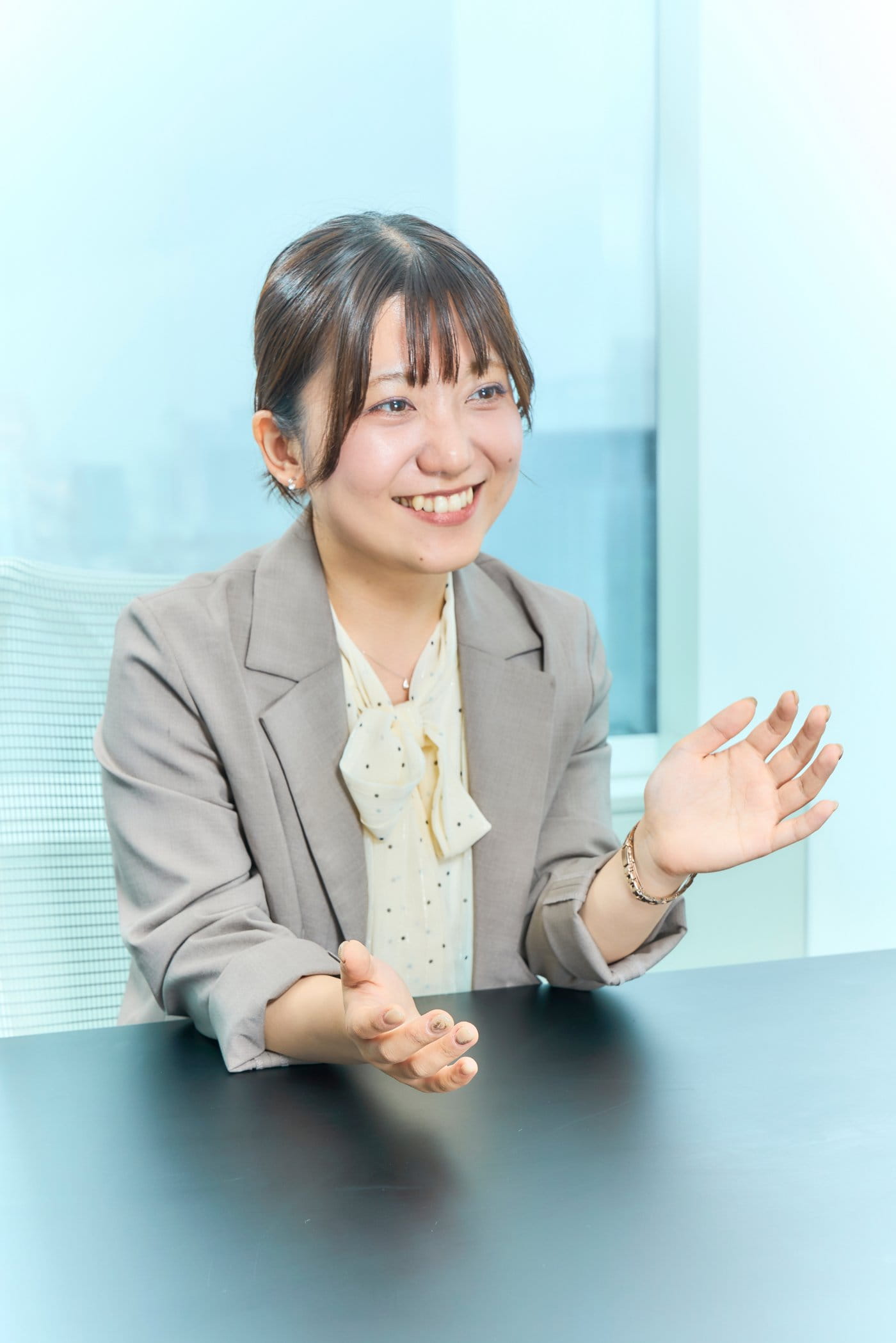 手ぶりを交えて仕事について語る垣花さん